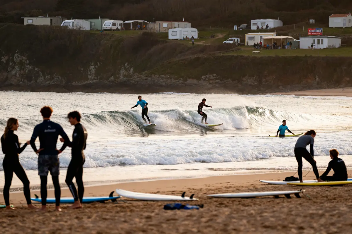 Surf camp en France : Top spots, séjours &amp; stages incontournables
