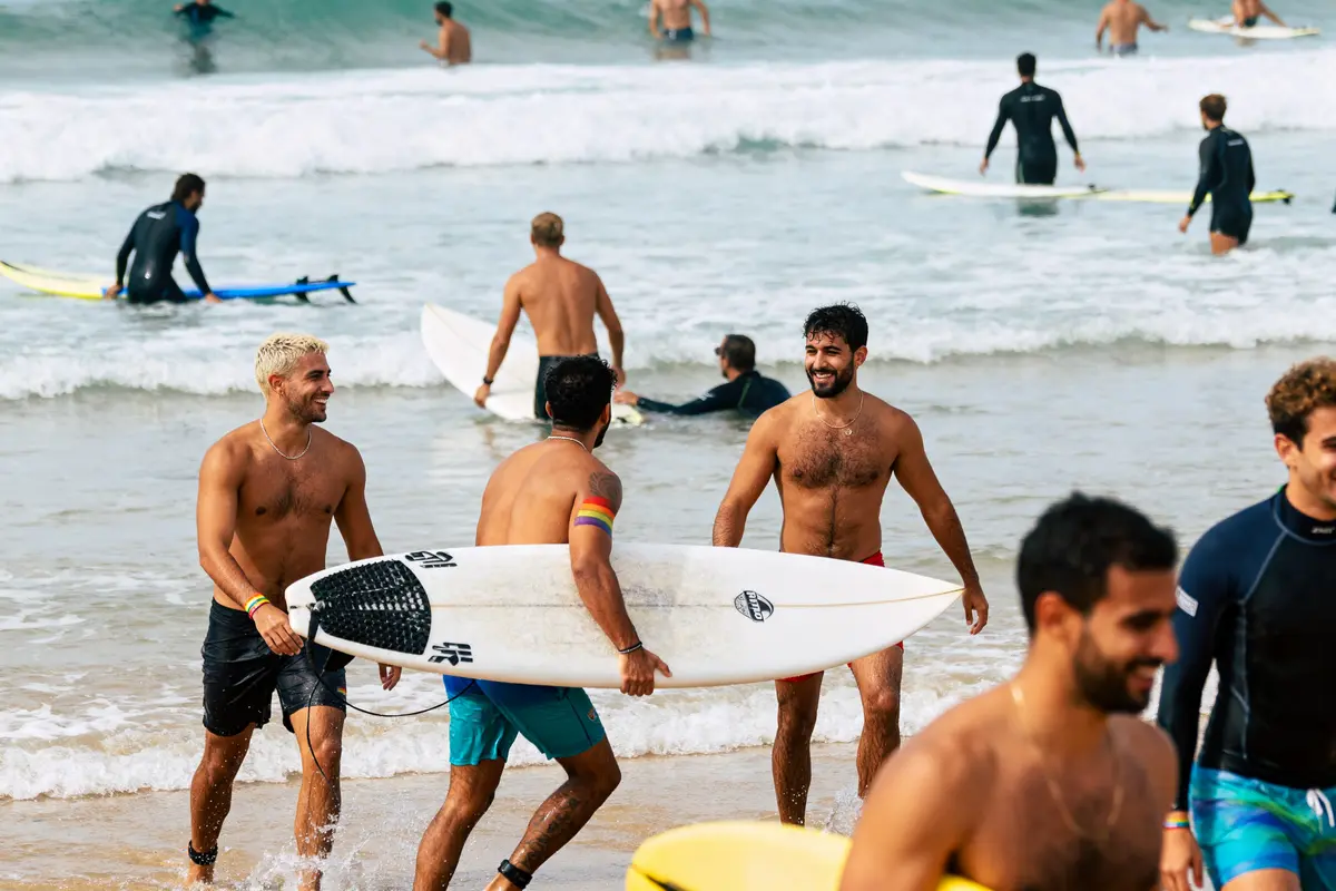 Surf et culture gay : Brisons le tabou des surfeurs !