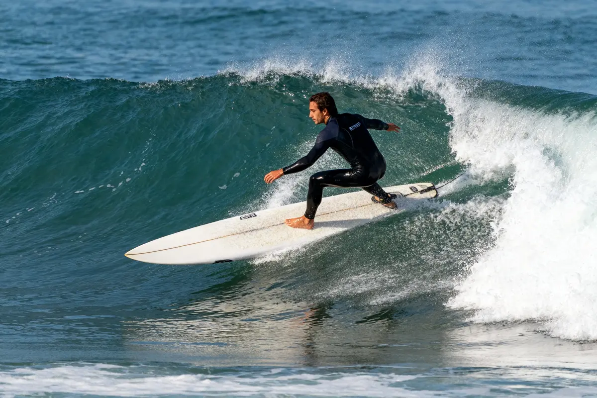 Surfer en longboard : techniques, spots et conseils pour débutants