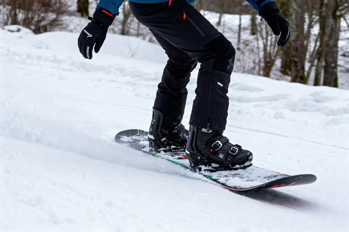 Surfer sur la neige : guide ultime pour débutants et pros