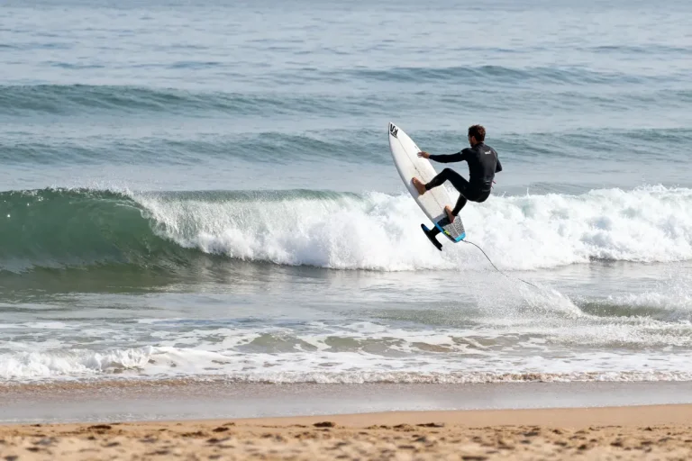 Surfeur en action sur une vague avec une planche de foil surf innovante