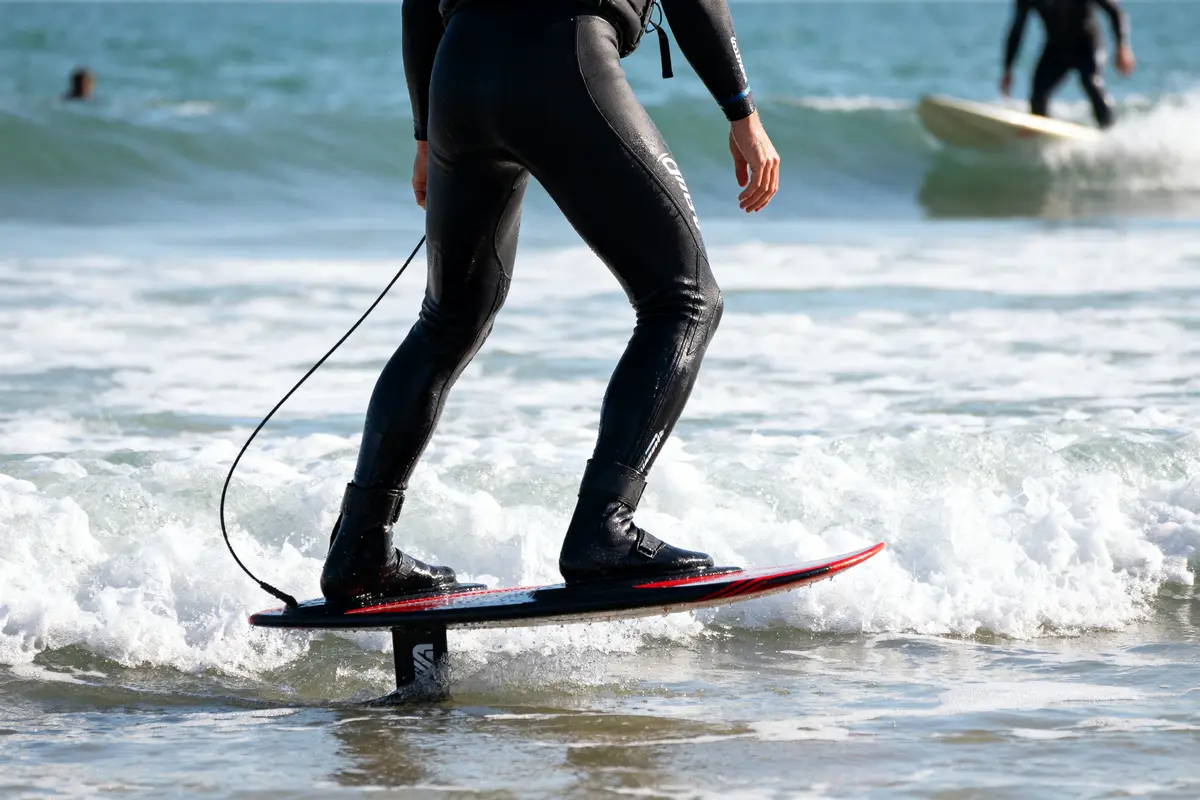 Foil surfers : techniques et matériel pour débuter le surf