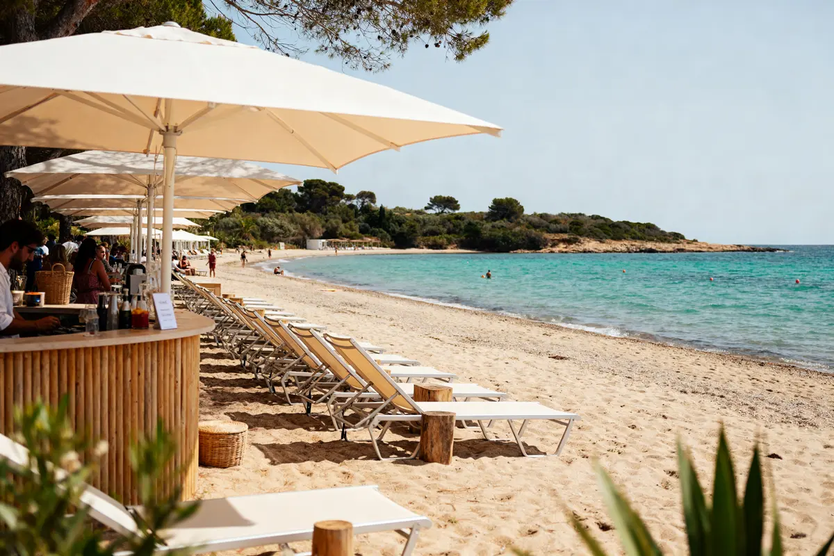 La mer veilleuse beach club plage privée : Détente et soleil