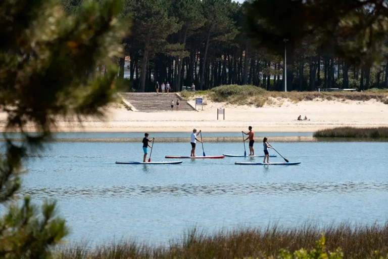 Personnes pagayant sur un lac avec location de paddle à Hossegor La Pagaye en arrière-plan