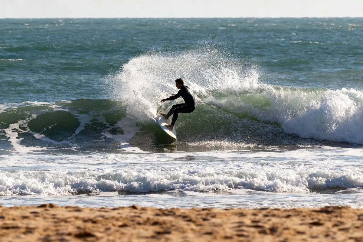 Ousurfer : Où trouver les meilleurs spots et surf camps ?