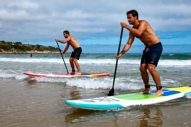 Deux hommes pratiquant le paddle sur la mer, exemplifiant le style sup men