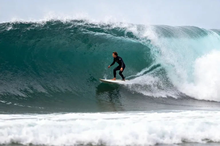 Surfeur domptant une grande vague lors d'une session de surf au Portugal