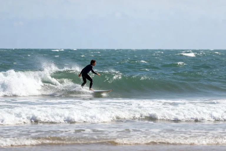 Surfeur sur une vague à Seignosse correspondant au surf forecast Seignosse parfait pour aujourd'hui