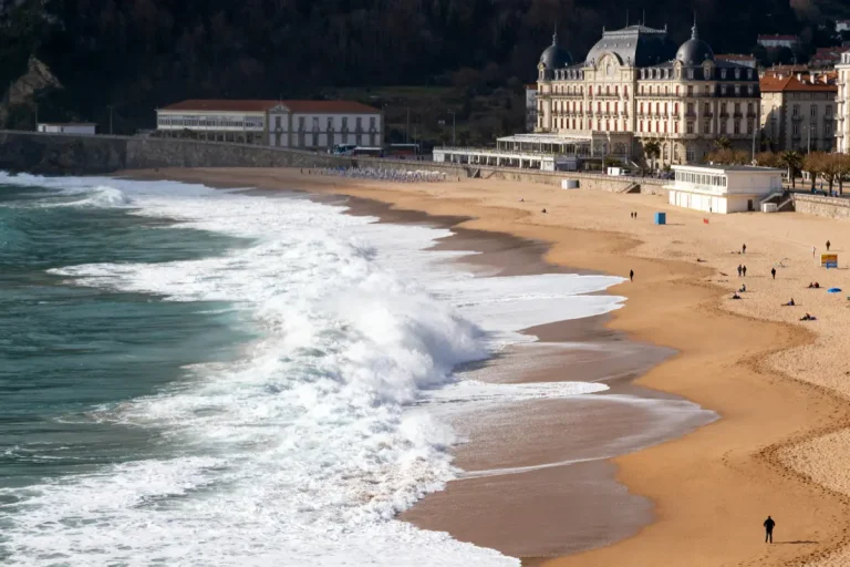 Vagues puissantes sur la plage d'Hendaye visible via webcam surf à Hendaye en direct