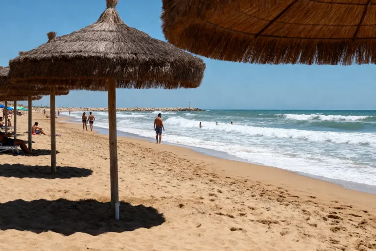 Plage de sable avec parasols et baigneurs visible via webcam Valras plage direct