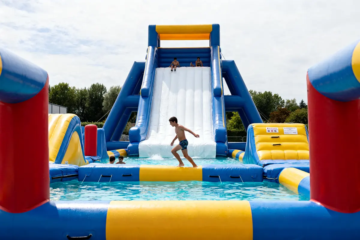 Aquajump 95 à Cergy : parc aquatique fun et parcours gonflable !
