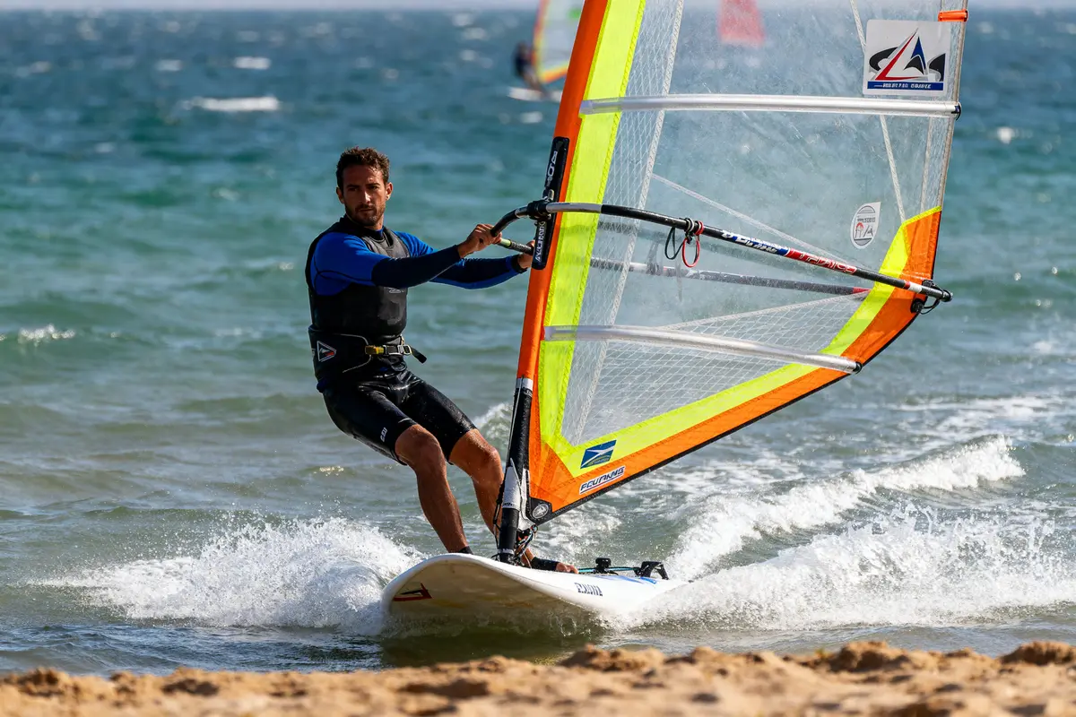 Windsurfing ou windsurf : Quelle planche et voile choisir ?